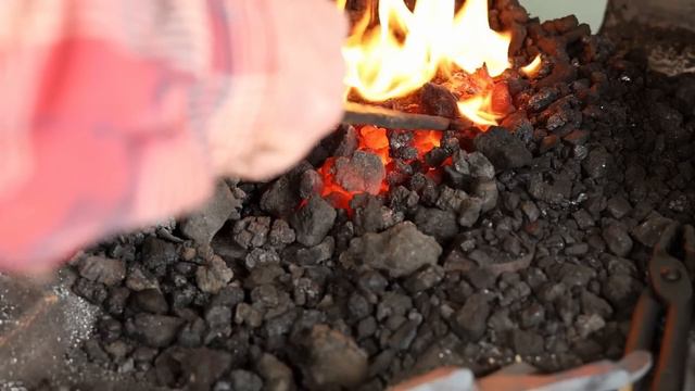 Blacksmithing Tongs the traditional approach