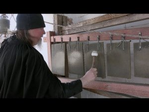 Праздничный звон на колокольне в Иоанно-Предтеченском скиту Оптиной пустыни