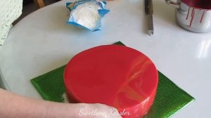 Покрытие торта зеркальной глазурью.
