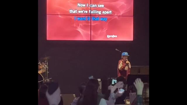 Nate gets audience involved while performing "I Want It That Way" смотреть онлайн
