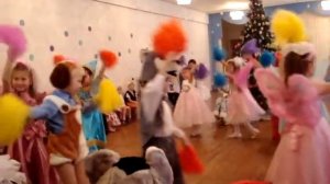 Детский танец  с пампушками.Новый год. Детский танец.