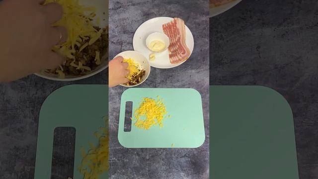 Рулетики в беконе с сыром и шампиньонами смотреть онлайн