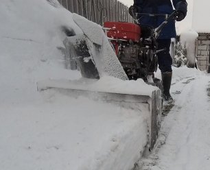 Чистим снег мотоблоком.