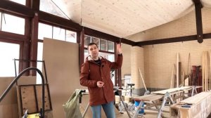 Вагонка штиль и декоративные балки на высоких потолках