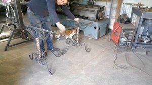 СТОЛИК из остатков витой трубы.                                            #холоднаяковка #столик