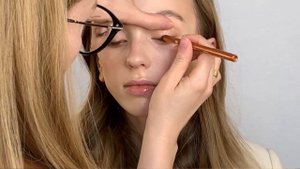 Макияж для больших глаз. Растушеванная стрелка