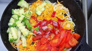 Куриные бёдра с овощами на сковороде