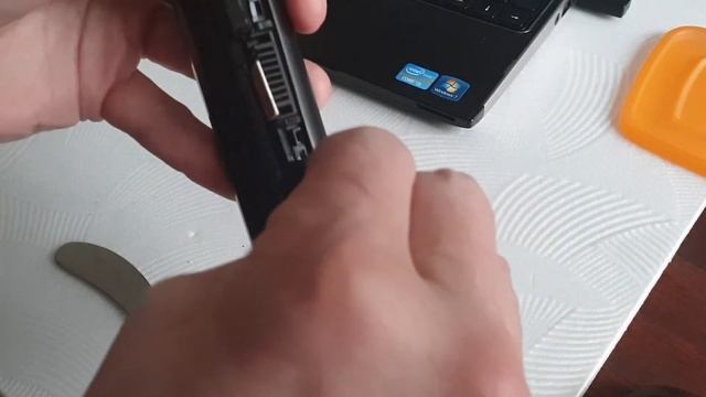 Вскрываю аккумулятор ноутбука Dell, ремонт. Dell Vostro V131.