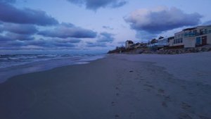 Зеленоградск Калининградская область. Западный пляж. Море штормит