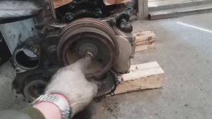 как одному на земле открутить шкив коленвала на моторе 1kz Toyota Prado Тойота.