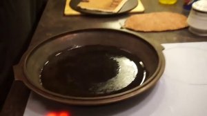Приготовление цыпленка табака на чугунной сковороде