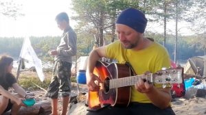 Люди идут по свету