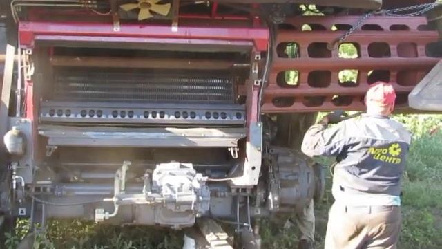 Меняют  барабан на комбайне Полесье КЗС10