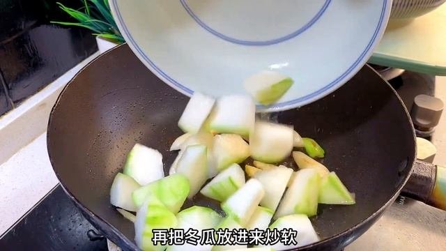 冬瓜丸子汤好喝有诀窍，教你饭店不外穿的秘诀，汤鲜肉嫩无腥味