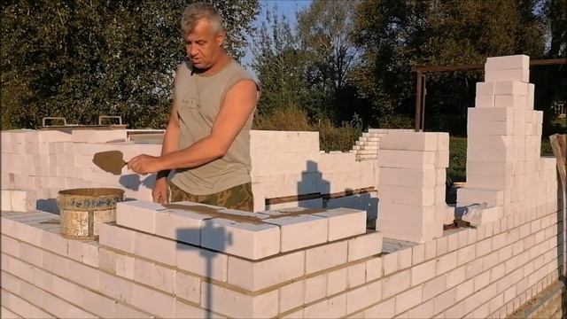 Гениальное приспособление для кладки углов  Как просто завести углы из кирпича смотреть онлайн
