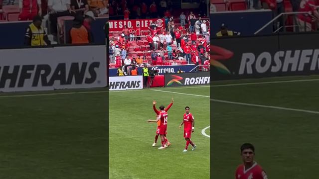 Marcel Ruiz y Valber Huerta agradeciendo el apoyo de la hinchada de Toluca 👹