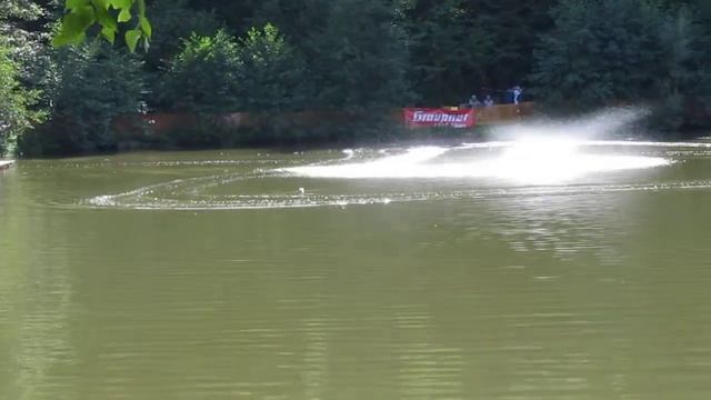 Заезд модели класса F1E более 1 кг.