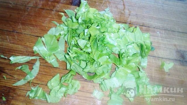 Белковый салат с яйцами, вареным окорочком и зеленью