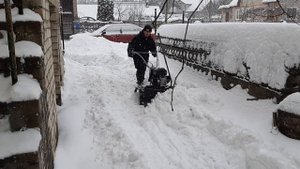 Лопата-отвал для мотоблока Мобил К в работе...