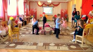 Танец в парах с колясками на 8 марта в детском саду.mp4