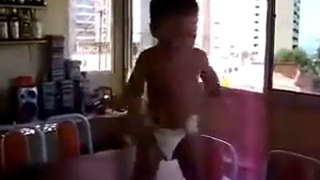 Бразилет танцует в памперсе.mp4