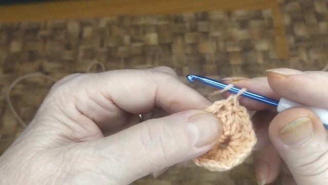ЦВЕТОК ДЛЯ УКРАШЕНИЯ КРЮЧКОМ . МАСТЕР КЛАСС.