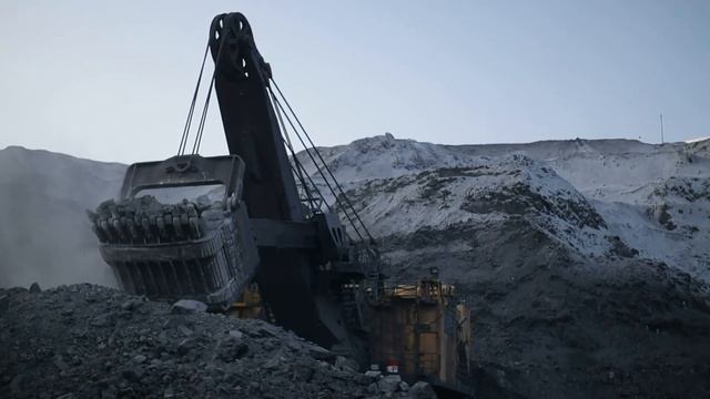 Китайский экскаватор WK-35  №801 ведёт заходку "веером"