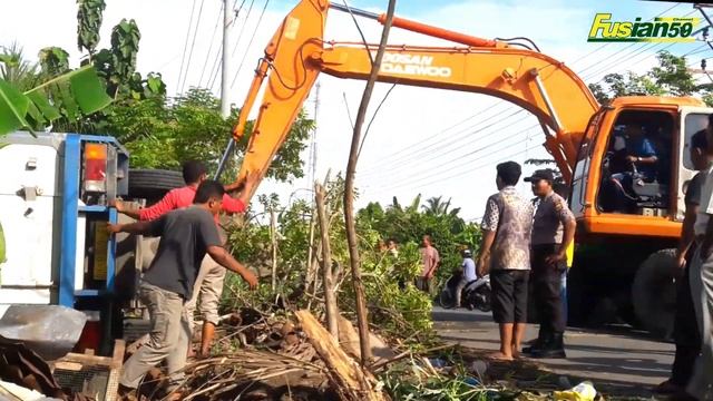 Doosan Daewoo excavators and Crane trucks help recovery overturned box cars смотреть онлайн