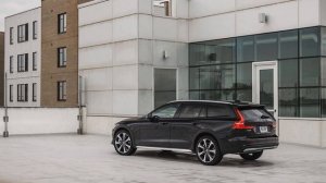2023 Volvo V60 Cross Country B5 Goes against the Crowd