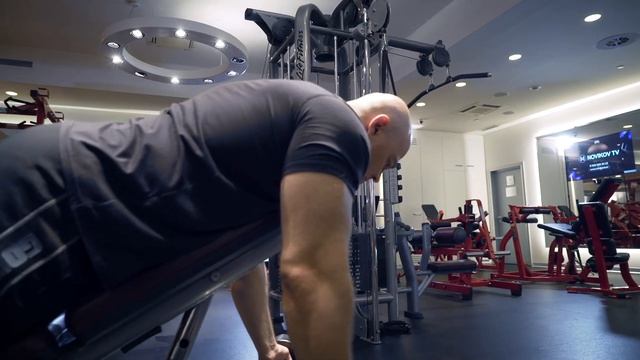 5.7 | Сгибания рук с гантелями (подъем гантелей) на бицепс лёжа: техника и целевые мышцы | CAST-IRO смотреть онлайн