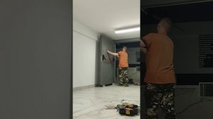 как повесить полотно двери или ворот одному.