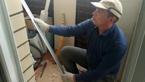 Как установить раздвежные двери.