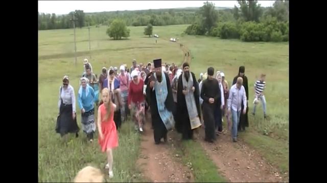 Крестный ход из села Верхняя Платовка в село Покровка к "Святым пещерам"