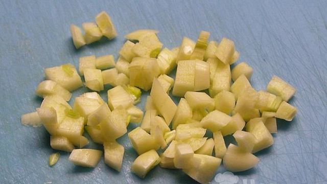 Тушёные кабачки в сметане с луком и чесноком на скорую руку
