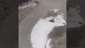Ребенок, катаясь на ватрушке, скатился в замерзший водоем - Москва 24