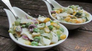Салат из кукурузы с горошком и огурцом