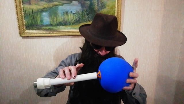 Человек играет на трубе.