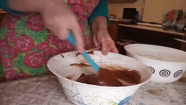 Бабушка готовит шоколадный бисквит. смотреть онлайн