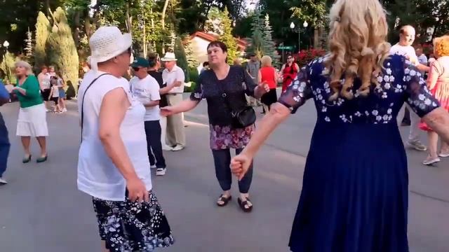 А ЛЕТО ЦВЕТА СОЛНЦА ЗОЛОТОМ РАСШИТОЕ! СЧАСТЛИВЫЕ МОМЕНТЫ ИЗ ПАРКА ГОРЬКОГО ХАРЬКОВ смотреть онлайн