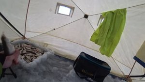 ЖОР ОТБОРНОЙ ПЛОТВЫ, ОДИН НА ЛЬДУ, ЗАБРАЛСЯ ТУДА, КУДА НЕ ДОЕХАТЬ