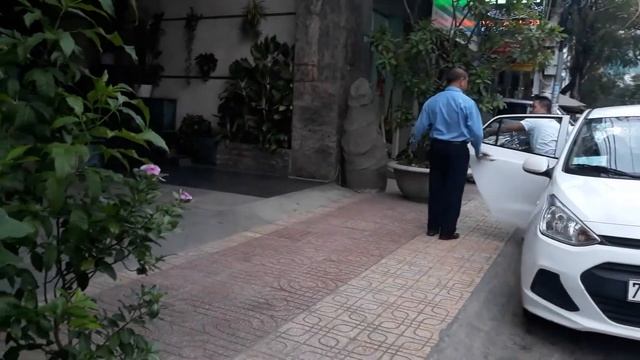 УЛИЧНАЯ ЕДА ВО ВЬЕТНАМЕ! Готовим кальмаров на гриле возле отеля! смотреть онлайн