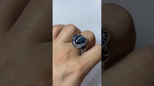 сапфировое кольцо со звездой18 размер,сапфир 13/10 мм.,сапфир 11.1 карат.,сапфиров мелких 1.02 кара