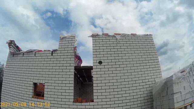 Парапет из кирпича. Подготовка под фундамент. смотреть онлайн