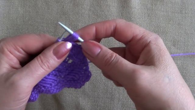 Узоры с вытянутыми петлями. Вяжем переплетенный узор с вытянутыми петлями. смотреть онлайн