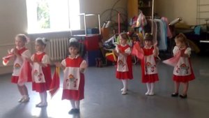 малыши танцуют калинка малинка