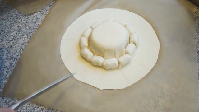 Закусочный пирог из готового слоёного теста с сосисками и мягким сыром