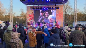 Люди встречаются, люди влюбляются, женятся.. / Кронштадт 9 мая 2024 г.