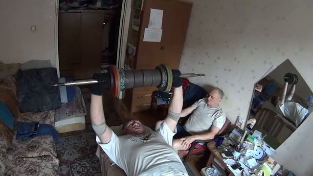 Валера "Руки Христа" (70 лет): штанга 45 кг жим от груди - 91 раз!!! смотреть онлайн