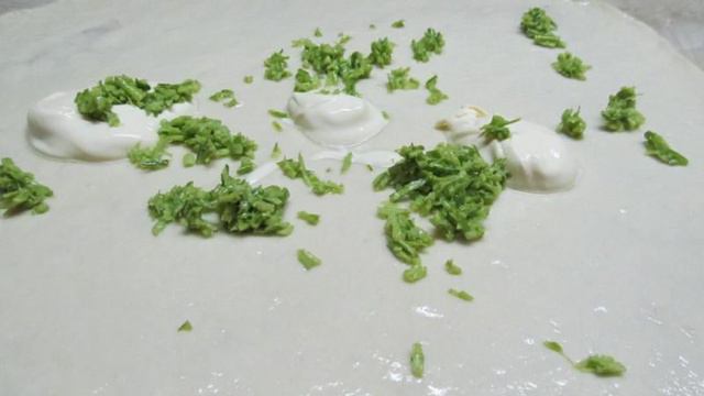 Стромболи с помидором и салями