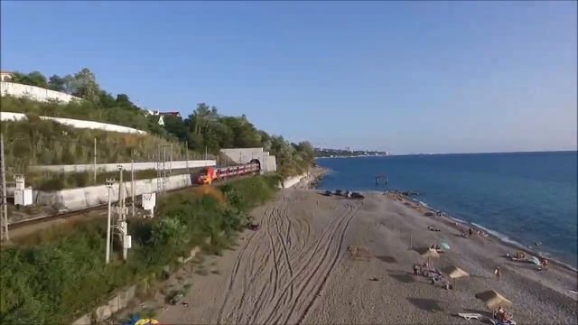 Сочи, Бархатный сезон, пляж 73 км. Поезд Ласточка. С высоты.